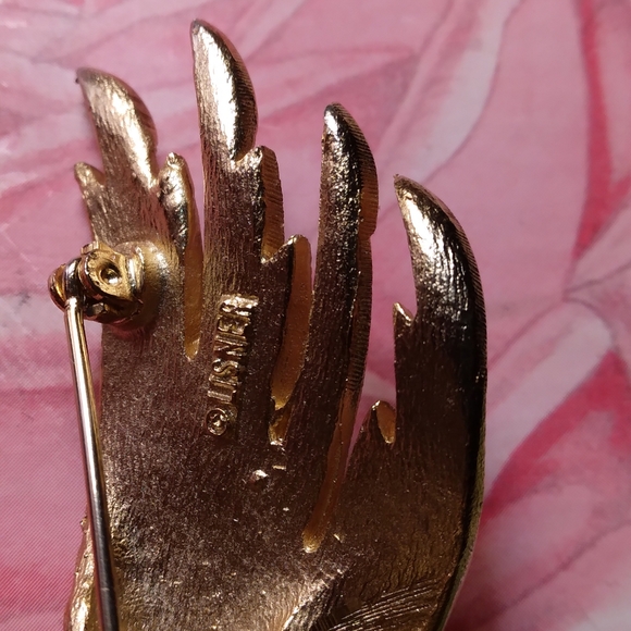 VINTAGE " LISNER" SIGNED GOLDTONE CURVED PIN - Picture 3 of 5